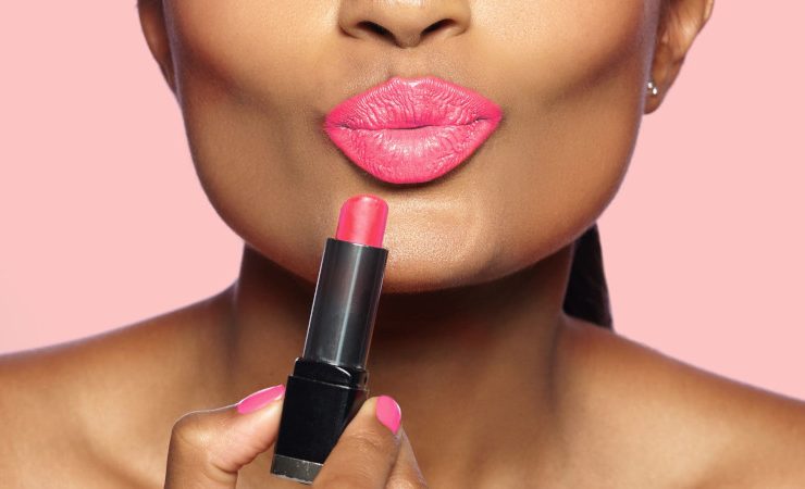 apply lipstick